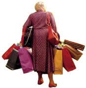 Ältere Dame beim Einkaufen