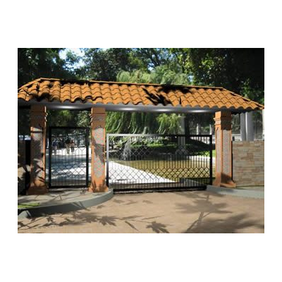 Portico de acceso vehicular y peatonal a recinto.