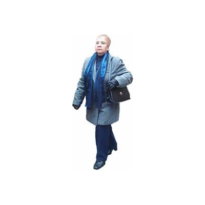 Elegante signora che cammina