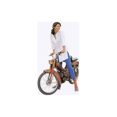 Ragazza su moto d'epoca