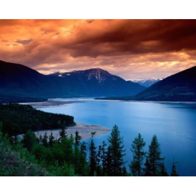 Paisaje Montanoso al Atardecer