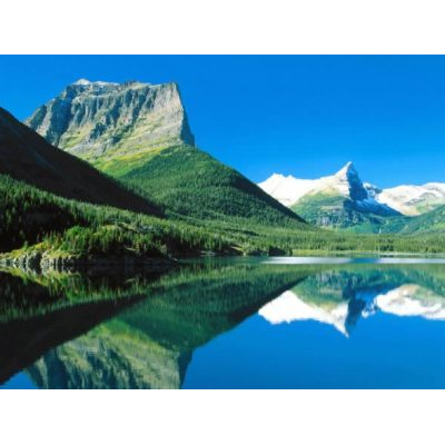 Reflejo de Montanas Escarpadas